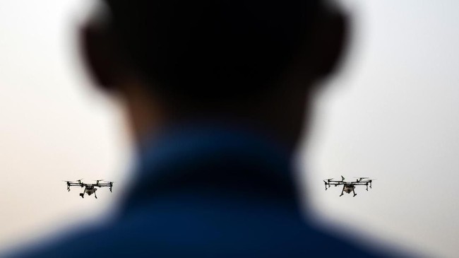 Pasukan Libanon melepaskan tembakan ke dua drone milik Israel. Tembakan diluncurkan sebagai isyarat ketegasan Libanon untuk membela diri.