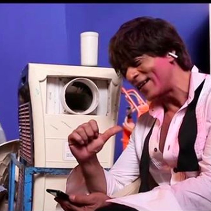 <p>Meski Suhana tinggal di asrama, namun nggak mengurangi kedekatan bersama ayahnya. Cewek yang jago nyanyi dan <em>dance</em> ini sedang mengajari sang ayah menghapal lirik lho, Bun. (Foto: Instagram: @iamsrk)</p>