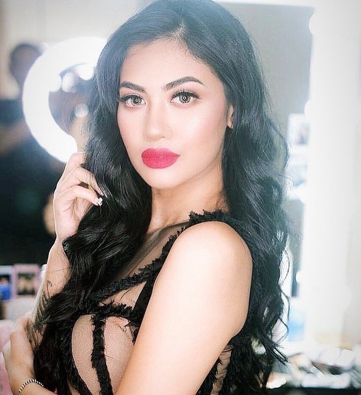 Della Perez memiliki paras yang mirip dengan Jupe&comma; kakanya&period; Potret cantik Della ini semakin membuat publik teringat akan sosok almarhum Julia Perez&period;