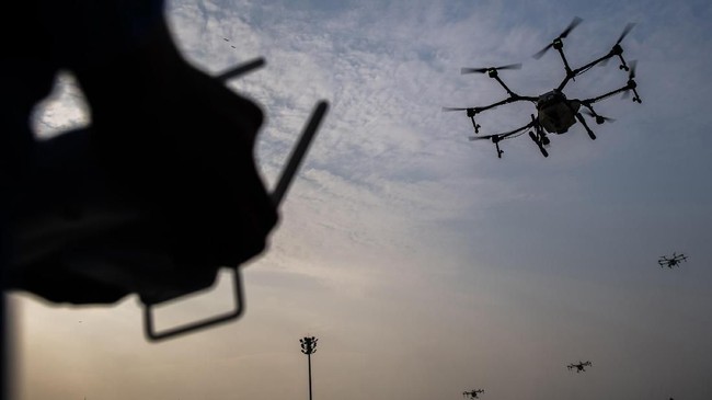 Sebuah drone menjatuhkan 25 gram sabu di Lapas Jelekong, Bandung. Polisi menyelidiki penyelundupan ini dan memburu pilot drone yang terlibat.