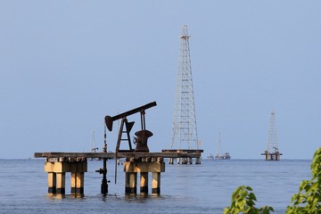 Oil facilities are seen on Lake Maracaibo in Cabimas, Venezuela January 29, 2019. REUTERS/Isaac Urrutia