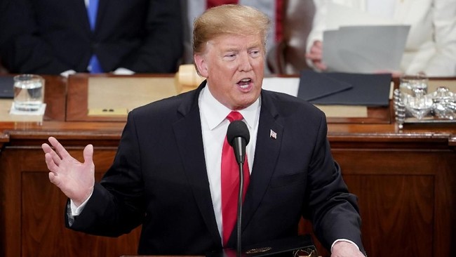 Presiden Amerika Serikat Donald Trump membantah laporan yang menyebut dia ingin menembak badai dengan bom nuklir.
