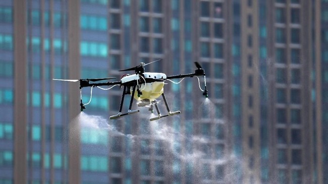 Bandar udara Frankfurt, Jerman, sempat ditutup selama hampir satu jam pada Kamis (9/5) pagi karena ada drone di sekitar landasan.