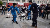 FOTO: Pemerintah Bangkok Terbangkan Drone Demi Atasi Polusi Pemerintah kota Bangkok menerbangkan drone ke langit kota untuk membuat hujan buatan guna atasi parahnya polusi kota itu.
