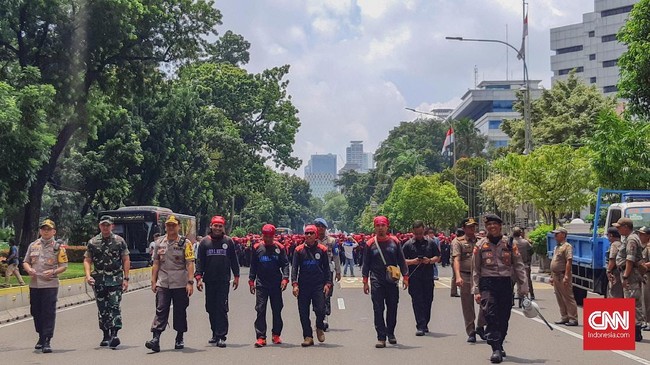 Pengamat menilai buruh harus bersatu dalam partai politik agar tak lagi diombang-ambingkan janji manis para politikus pada setiap Pemilu.