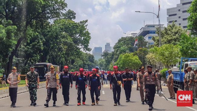 Long March Demo, Lalu Lintas Sekitar Istana Dialihkan Polisi mengalihkan sejumlah ruas jalan saat kelompok buruh dan mahasiswa menggelar demo menolak omnibus law UU Cipta Kerja, Selasa (20/10).