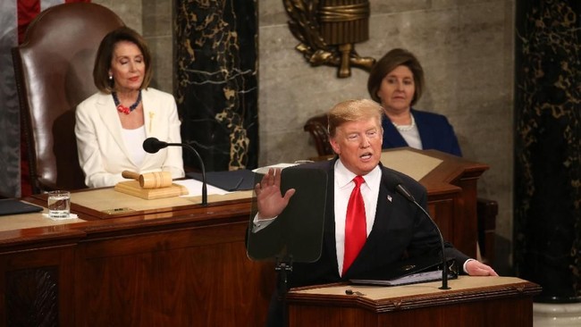 Presiden Amerika Serikat Donald Trump menyarankan menjatuhkan bom nuklir untuk menghalau badai.