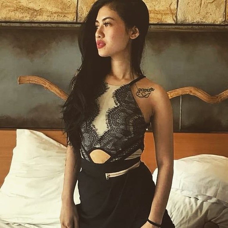 Della Perez memiliki paras yang mirip dengan Jupe, kakanya. Potret cantik Della ini semakin membuat publik teringat akan sosok almarhum Julia Perez.
