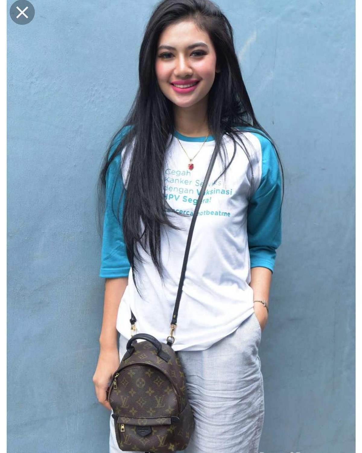 Della Perez memiliki paras yang mirip dengan Jupe&comma; kakanya&period; Potret cantik Della ini semakin membuat publik teringat akan sosok almarhum Julia Perez&period;