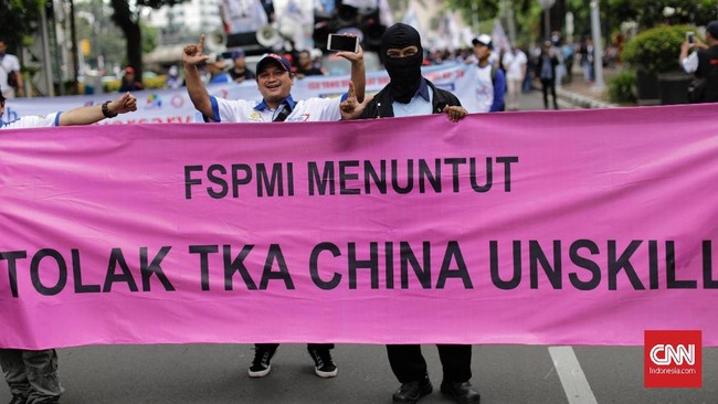 Kebijakan Kemenaker memperbanyak jumlah jabatan pekerjaan yang diisi pekerja asing dianggap keterlaluan karena impor buruh juga dilakukan untuk pemandu karaoke.
