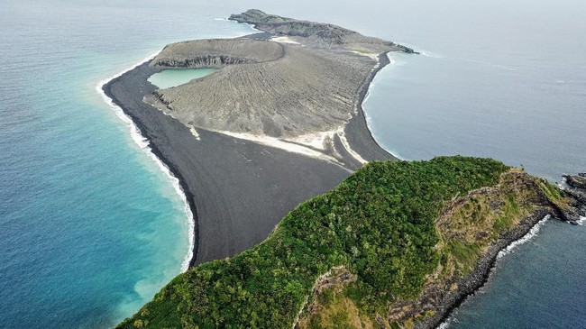 Peneliti NASA Dan Slayback beserta ilmuwan dan mahasiswa menemukan keberadaan sebuah pulau baru di Tonga, wilayah Pasifik Selatan dari erupsi gunung api.