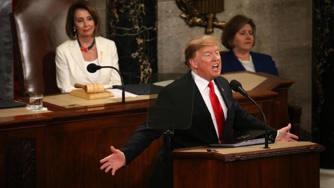 Presiden Donald Trump memerintahkan komunitas intelijen bersikap kooperatif untuk menyelidiki dugaan spionase terhadap tim kampanyenya pada pemilu 2016 lalu.