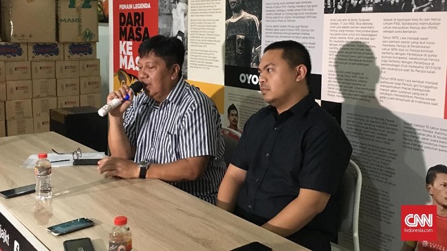 Gede Widiade membantah pengunduran dirinya berhubungan dengan polemik dokumen laporan keuangan Persija yang turut ditemukan di kantor PT Liga Indonesia.