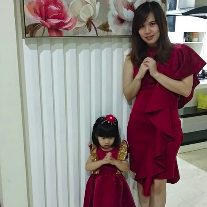<p>Nggak lupa, atribut berwarna merah pun dipakai di hari perayaan. Seperti dipakai Bunda dan si kecil. (Foto: Instagram @florensy_natalia)</p>