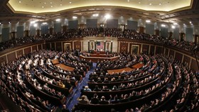Kongres AS Tolak Tembok Trump, Loloskan Anggaran Imigrasi