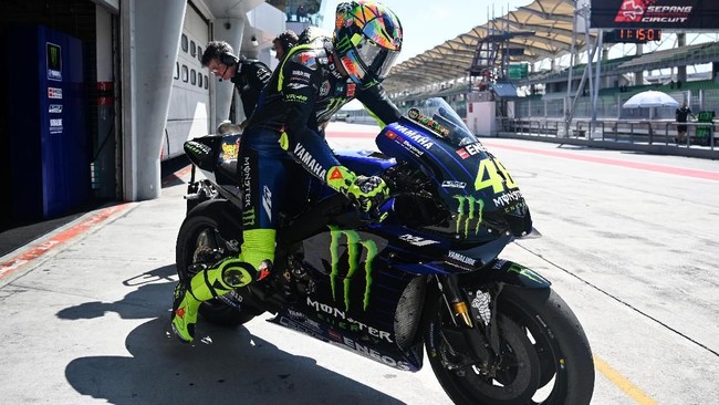 Valentino Rossi pamer helm baru pada hari pertama tes pramusim MotoGP 2019 di Sirkuit Internasional Sepang, Malaysia, Rabu (6/2).