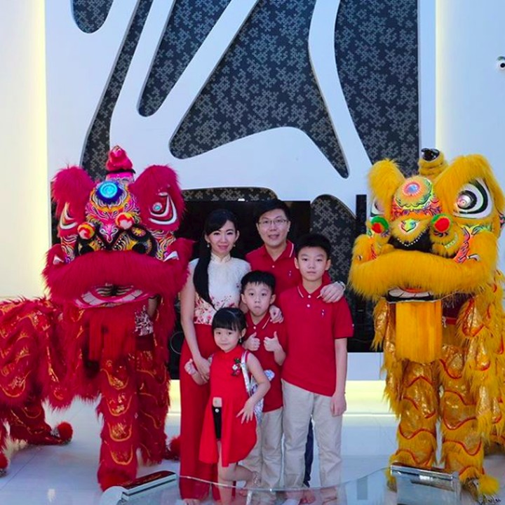 <p>Barongsai menjadi ikon di perayaan Imlek, tarian Barongsai konon dilakukan untuk mengusir roh-roh jahat. Tiap keluarga juga ingin mengabadikan foto bersama singa Barongsai. (Foto: Instagram @yuliecuncun)</p>