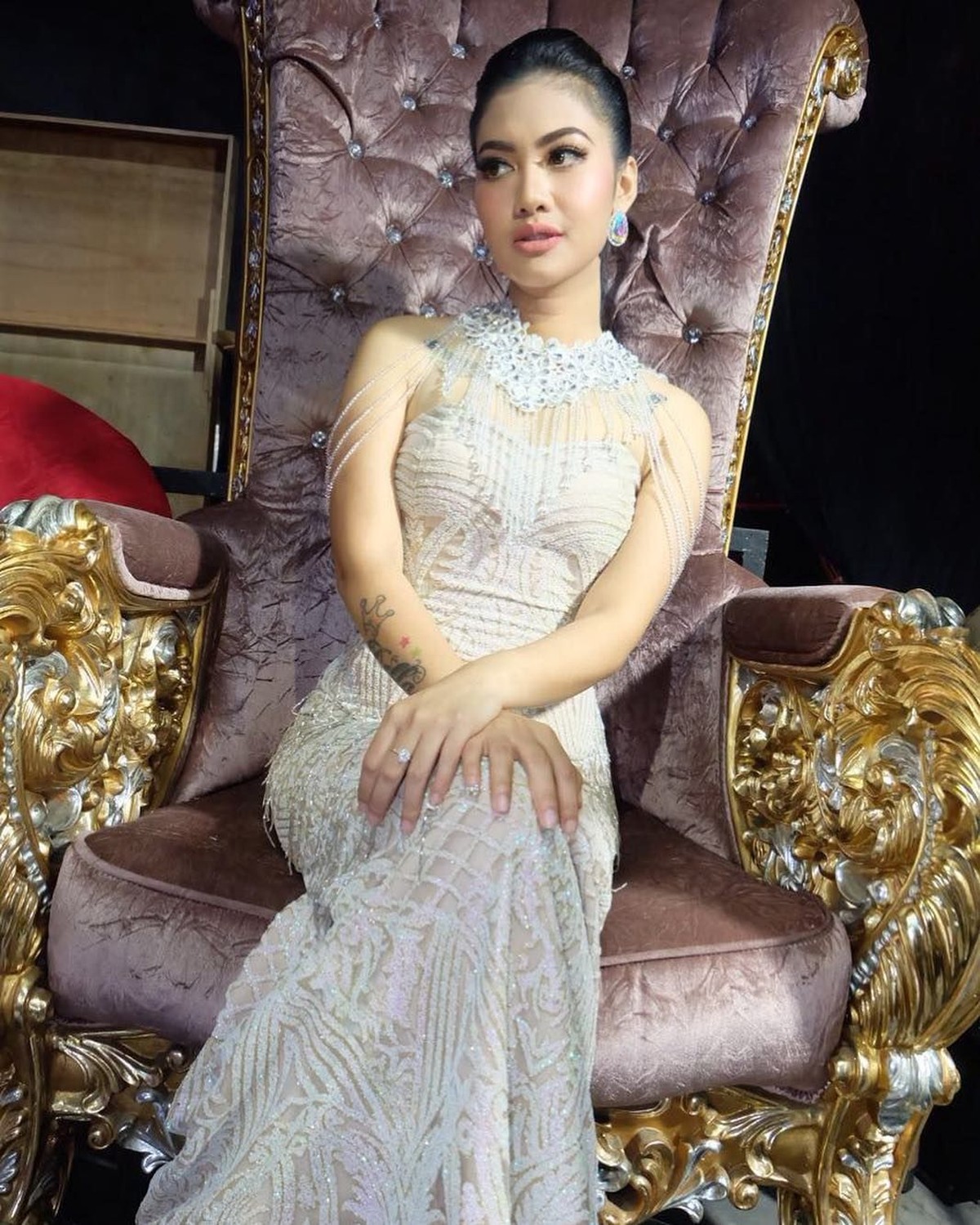 Della Perez memiliki paras yang mirip dengan Jupe&comma; kakanya&period; Potret cantik Della ini semakin membuat publik teringat akan sosok almarhum Julia Perez&period;