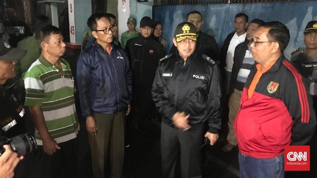 Kapolda Jawa Tengah, Irjen Condro Kirono, melakukan patroli malam seiring maraknya teror pembakaran yang terjadi di daerah Semarang dan Kendal.