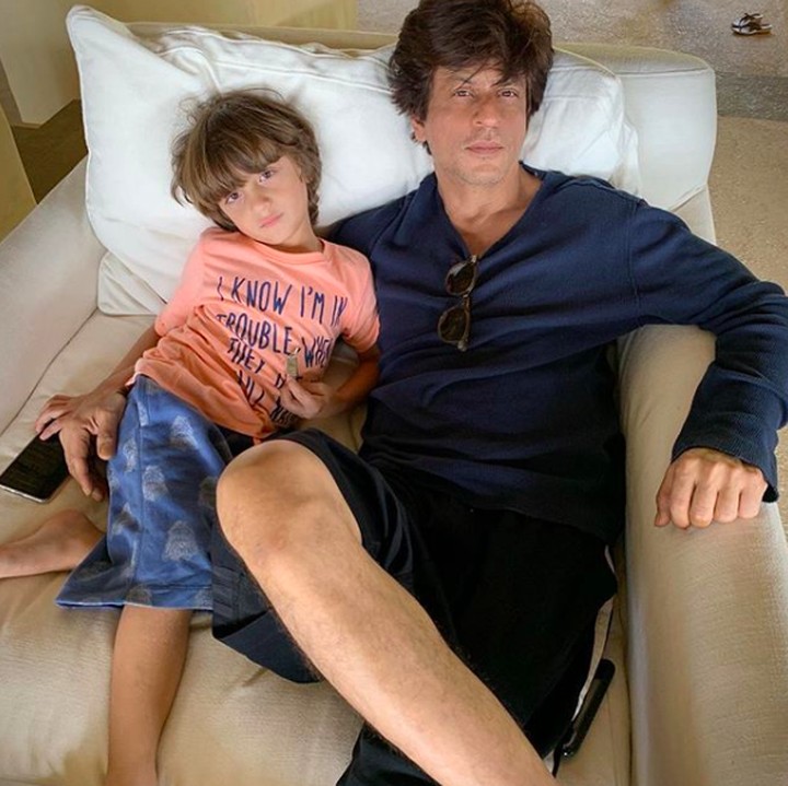 <p>Mengisi <em>weekend</em>, Shahrukh Khan memilih untuk menghabiskannya dengan Abram nih, Bun. Katanya sih <em>lazy Sunday morning</em> jadi masih malas beranjak dari kasur ya. (Foto: Instagram: @iamsrk)</p>