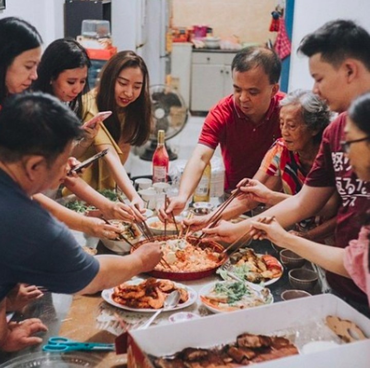 <p>Makan bersama keluarga besar juga menjadi rangkaian perayaan <a href="https://news.detik.com/video/190205051/cuan-pedagang-burung-melejit-di-perayaan-imlek" target="_blank">Imlek</a>. Hal tersebut dilakukan untuk memupuk kebersamaan. (Foto: Instagram @joanne.bride)</p>