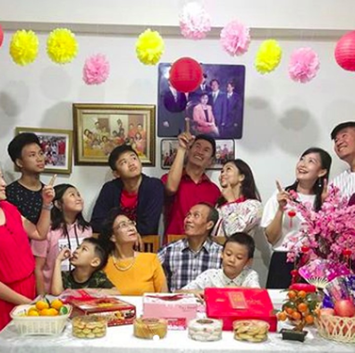 <p>Berbagai kue tradisional dan buah-buahan disajikan di perayaan <a href="https://finance.detik.com/bursa-dan-valas/d-4413916/tetap-buka-saat-libur-imlek-perusahaan-harus-siapkan-hal-ini" target="_blank">Imlek</a>. Kemudian, hiasan seperti lampion juga sering dipakai untuk mempercantik rumah. (Foto: Instagram @7.free_kusnadi)</p>
