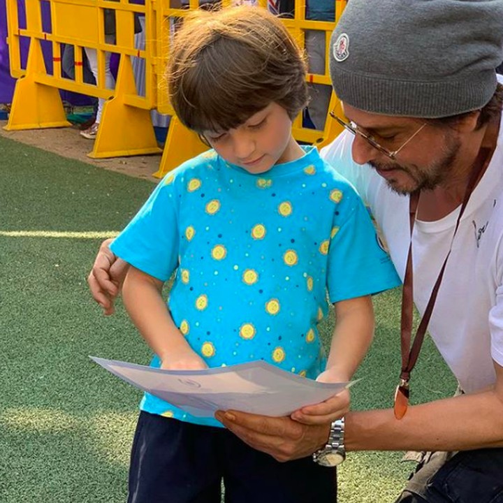 <p>Meski sudah memasuki usia 53 tahun, namun Shahrukh Khan masih menyempatkan waktu untuk menemani si kecil bermain. Hemm..figur ayah idaman ya, Bun. He-he-he. (Foto: Instagram: @iamsrk)  </p>