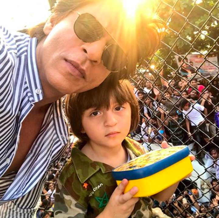 <p>Kelahiran Abram terpaut cukup jauh dengan kedua kakaknya. Wajar ya, Bun, kalau belakangan yang sering dibawa kemana-mana hanya si bungsu. (Foto: Instagram: @iamsrk)</p>