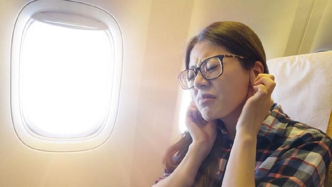 Perubahan tekanan udara di dalam kabin pesawat memang tidak bisa dihindari, meskipun bisa dicegah dengan beberapa tips, seperti menguap.