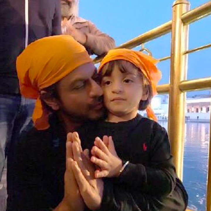 <p>Terakhir, ada si kecil Abram yang baru berusia 4,5 tahun. Abram terlahir dari ibu pengganti setelah Gauri dinyatakan berisiko untuk hamil kembali. (Foto: Instagram: @iamsrk)</p>
