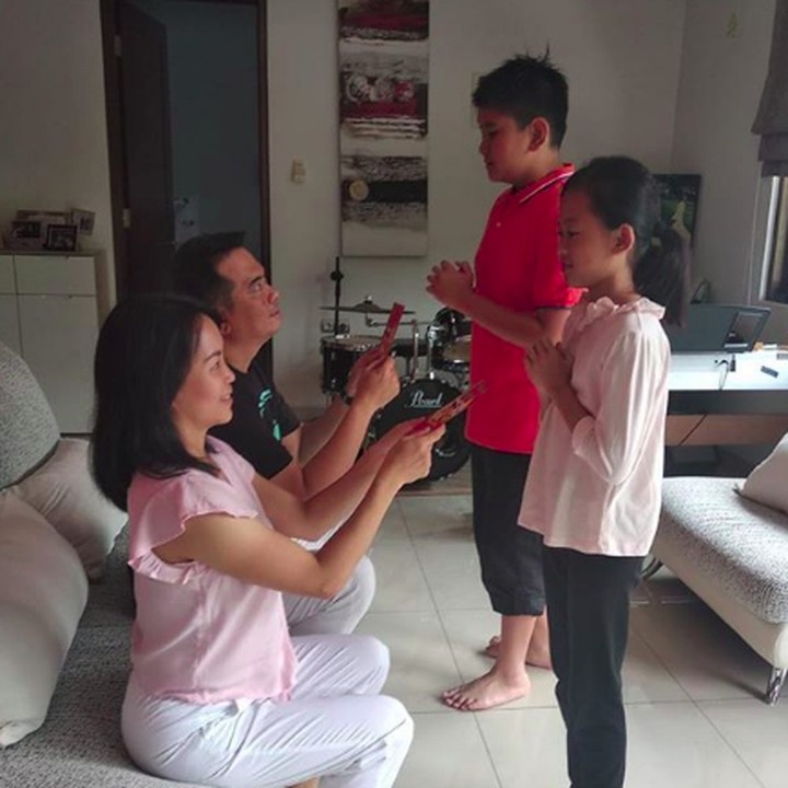 <p>Dapat angpau adalah yang ditunggu-tunggu oleh anggota keluarga yang masih muda, he-he-he. (Foto: Instagram @nenny2005)</p>