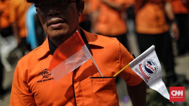 PT Pos Indonesia menyatakan skema gaji yang mereka terapkan pada karyawan berbeda dari perusahaan pada umumnya karena di sana ada yang menerima gaji awal bulan.