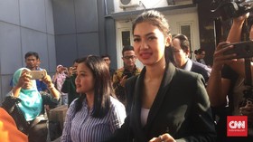 Senyum Lega Adik Jupe Usai Diperiksa Kasus Prostitusi Online