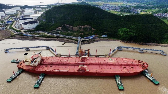 FILE PHOTO - A VLCC oil tanker is seen at a crude oil terminal in Ningbo Zhoushan port, Zhejiang province, China May 16, 2017. REUTERS/Stringer/File Photo  ATTENTION EDITORS - THIS IMAGE WAS PROVIDED BY A THIRD PARTY. CHINA OUT.