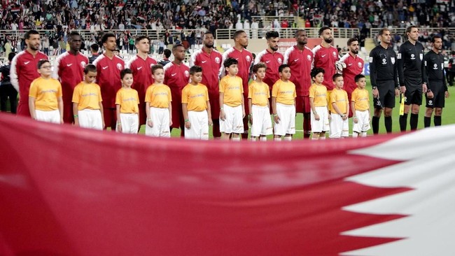 Suporter asal Inggris Ali Issa Ahmad ditangkap polisi di Uni Emirat Arab (UEA) karena memakai jersey timnas Qatar usai menyaksikan pertandingan Piala Asia 2019.
