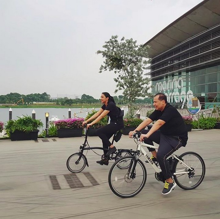 <div class="gmail_attr" dir="ltr">Chairul Tanjung dan sang putri memang begitu dekat, mereka tak jarang menghabiskan waktu bersama, seperti melakukan aktivitas bersepeda ini. (Foto: Instagram @putri_tanjung)</div><div class="gmail_attr" dir="ltr"> </div>