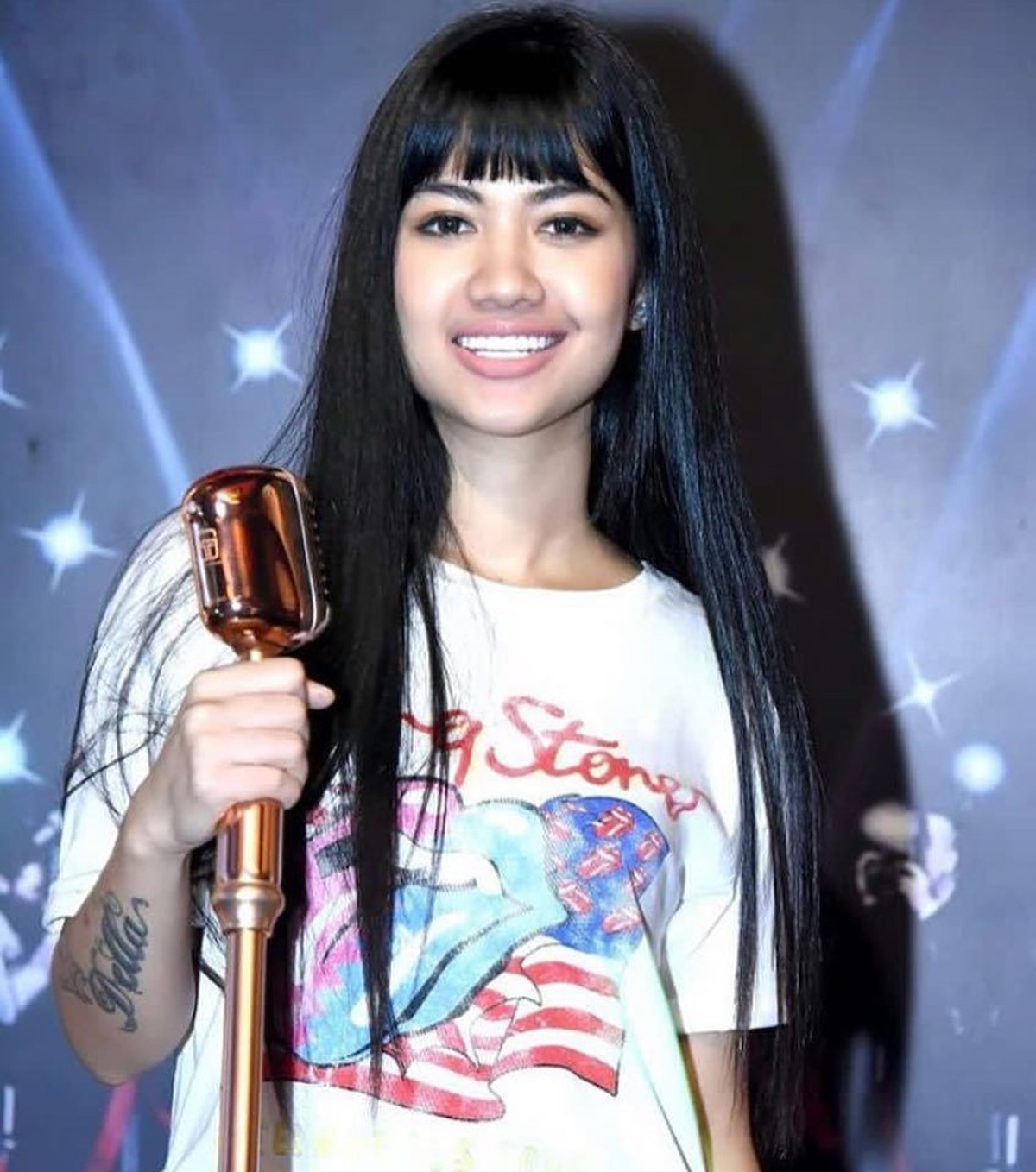 Della Perez memiliki paras yang mirip dengan Jupe&comma; kakanya&period; Potret cantik Della ini semakin membuat publik teringat akan sosok almarhum Julia Perez&period;