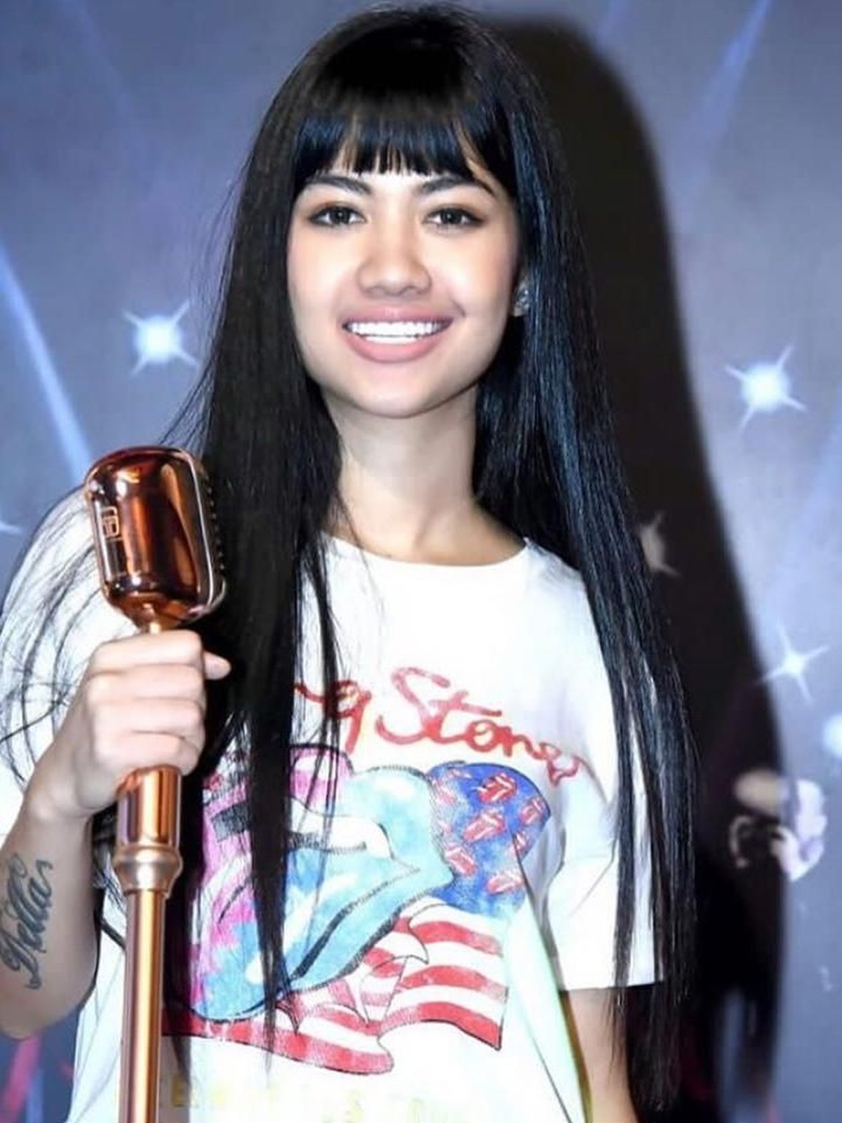 Nama Della Perez belakangan ini sedang naik daun karena beberapa sensasi&period; Hotman Paris baru-baru ini mengaku hampir memacari adik mendiang Julia Perez itu&period;