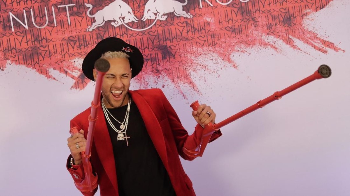 FOTO: Neymar Minta Jempol Baru di Pesta Ulang Tahun