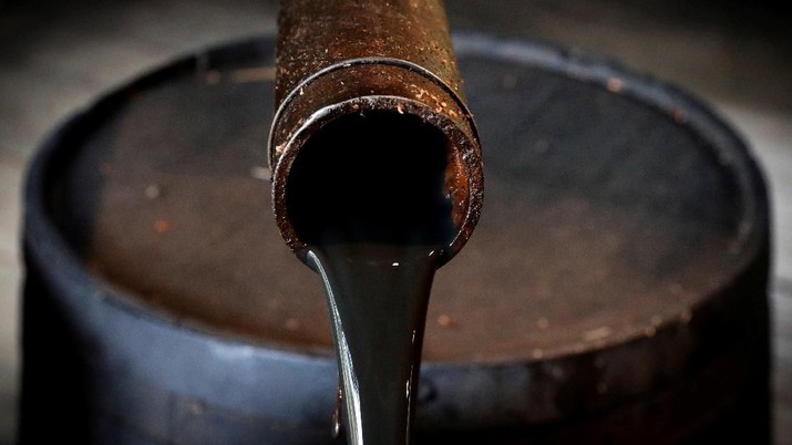 FILE PHOTO: Oil pours out of a spout from Edwin Drake's original 1859 well that launched the modern petroleum industry at the Drake Well Museum and Park in Titusville, Pennsylvania U.S., October 5, 2017. REUTERS/Brendan McDermid/File Photo