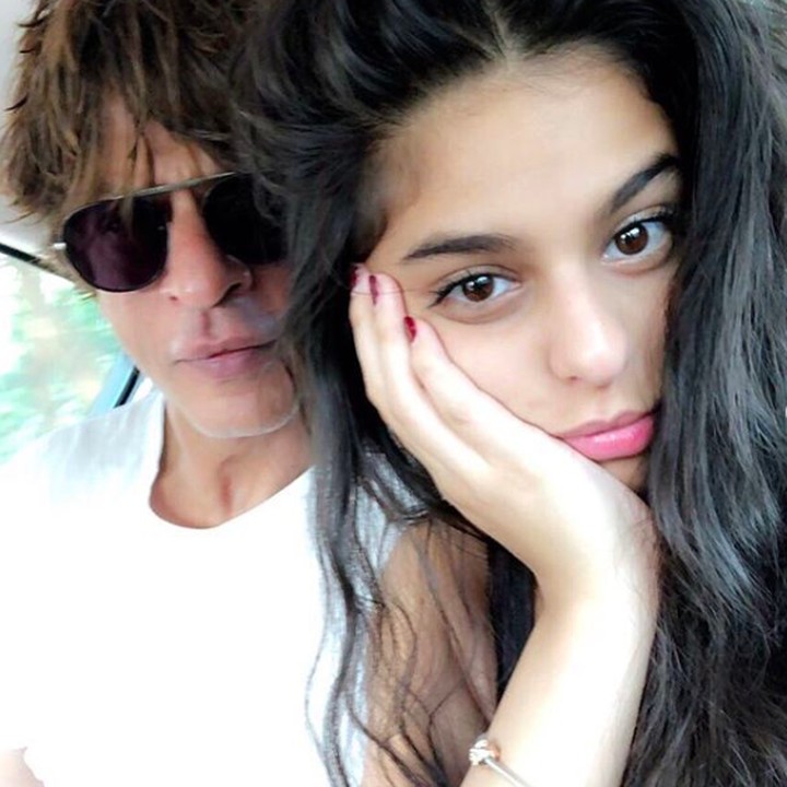 <p>Suhana Khan, sang anak kedua juga tumbuh menjadi gadis cantik yang sangat dekat dengan ayahnya. Suhana kini berusia 18 tahun, dengan wajah yang mirip sang bunda. (Foto: Instagram: @iamsrk)</p>