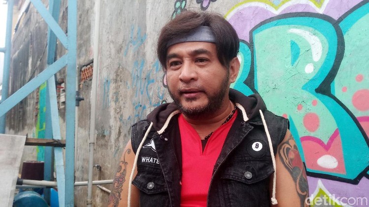 Hidup seatap dengan orang lain adalah hal lumrah. Tapi, Jeremy Teti hidup seatap dengan lelmbut selama 21 tahun. Hii, seram!