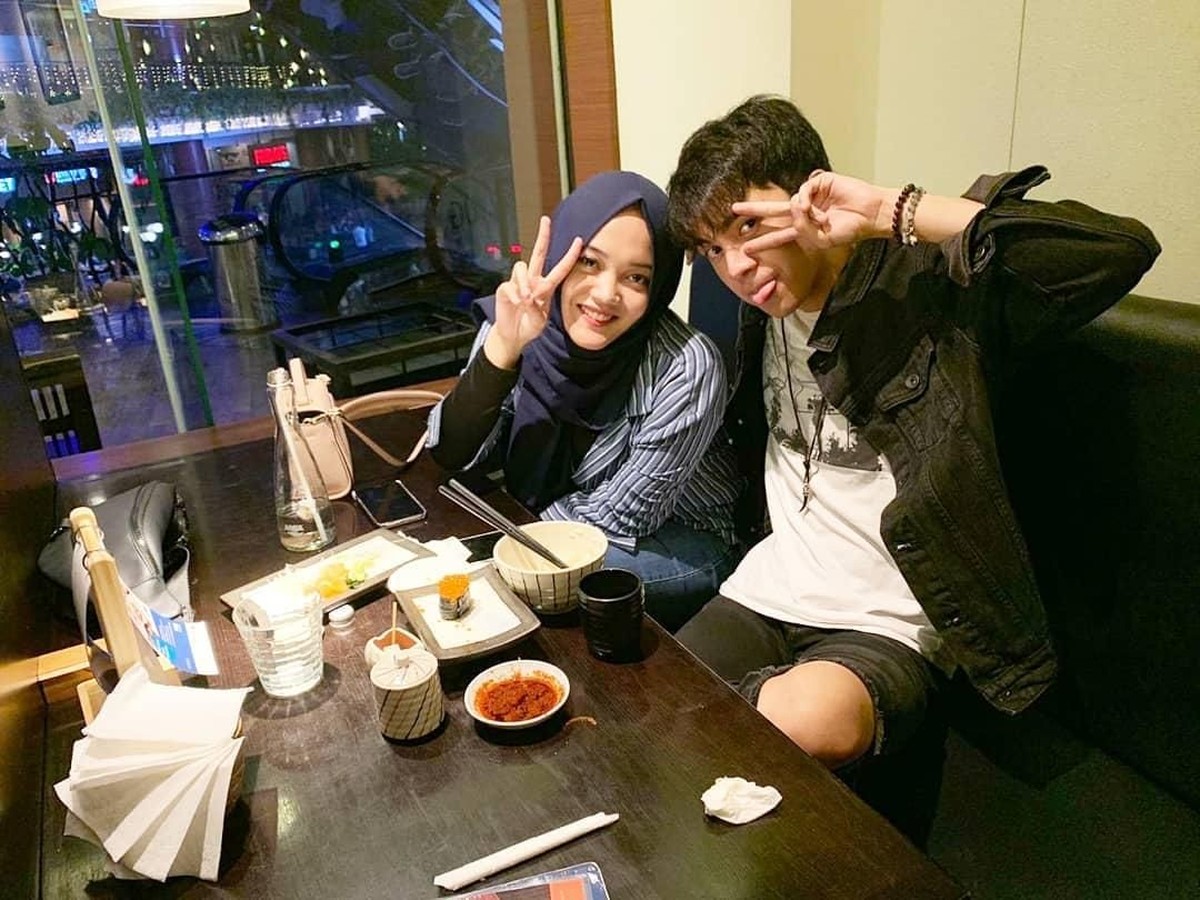 Dikabarkan tengah dekat dengan anak Sule&comma; Putri Delina&comma; berikut Inserlive sajikan enam pesona dari aktor Dede Satria&period;