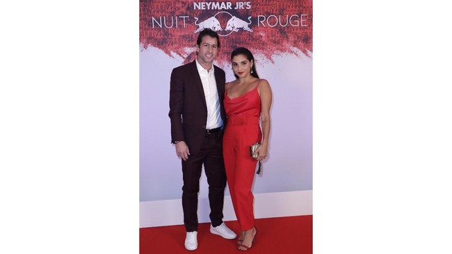 FOTO: Neymar Minta Jempol Baru di Pesta Ulang Tahun