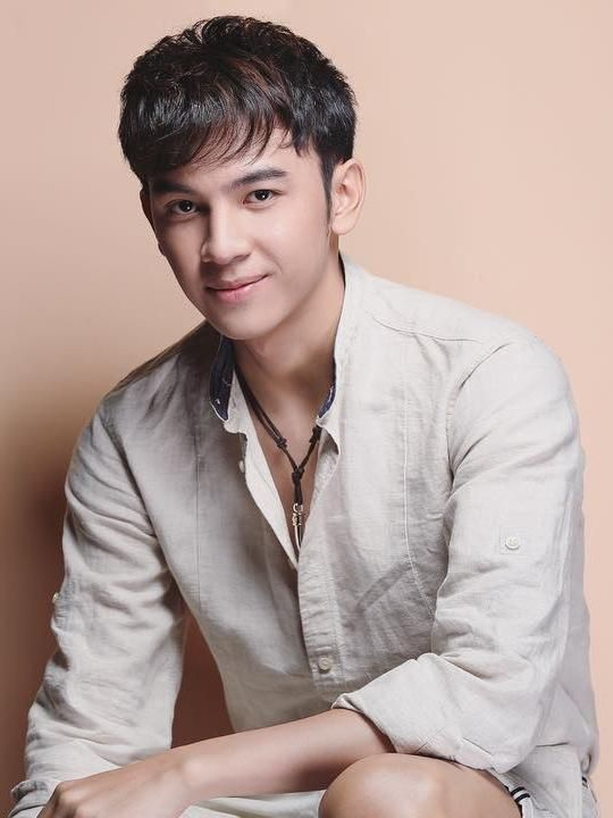 Dikabarkan tengah dekat dengan anak Sule&comma; Putri Delina&comma; berikut Inserlive sajikan enam pesona dari aktor Dede Satria&period;