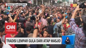 Tradisi Unik Lempar Gula dari Atap Masjid