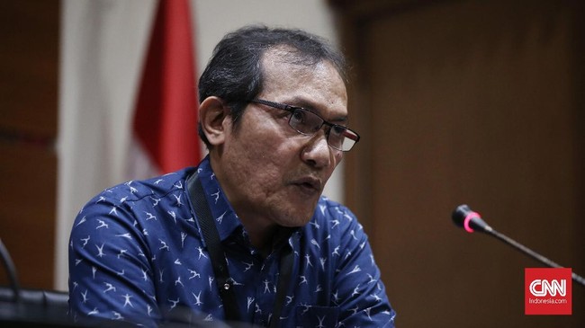 Wakil Ketua KPK Saut Situmorang menantang DPR dan eksekutif yang mendukung revisi UU KPK untuk berdebat soal baik buruk revisi UU tersebut.