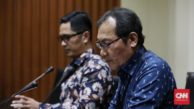 Suap diberikan untuk mengatur penetapan alokasi anggaran dana perimbangan APBN-P 2017 dan APBN 2018 di Pegunungan Arfak, Papua Barat.