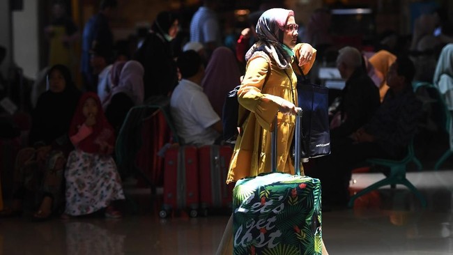Harga tiket pesawat yang naik dalam beberapa waktu terakhir membuat sebagian masyarakat memilih menunda rencananya untuk berpelesiran di dalam negeri. 