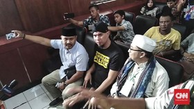Sidang Ujaran Idiot, Ahmad Dhani Pakai Kaus 'Tahanan Politik'
